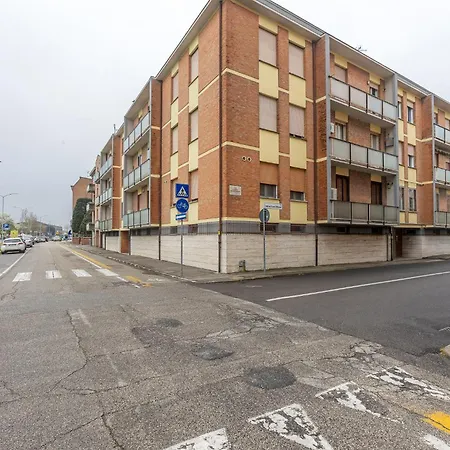 Guesthost - Il Castello Dazzling Apartment