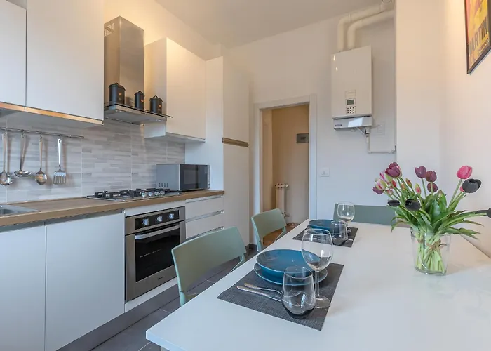 Guesthost - Il Castello Dazzling