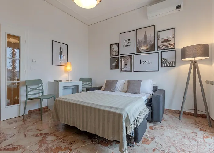Guesthost - Il Castello Dazzling Apartament Ferrara