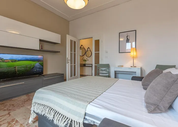 Guesthost - Il Castello Dazzling Apartament *