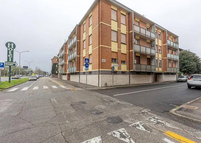 Guesthost - Il Castello Dazzling Apartament